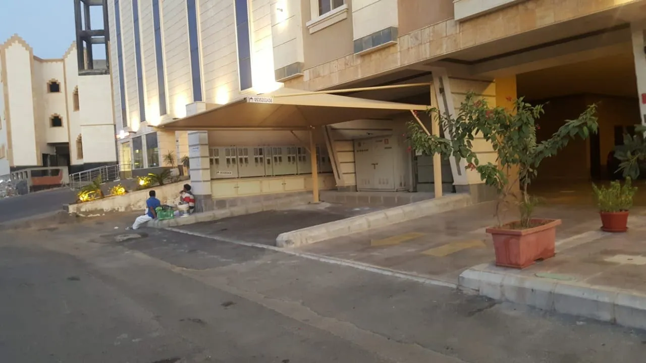 تركيب مظلات في حي الملز بالرياض